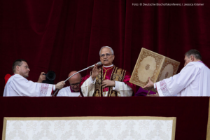 © Deutsche Bischofskonferenz / Jessica KrämerPapst Leo XIV. auf der Loggia des Petersdoms